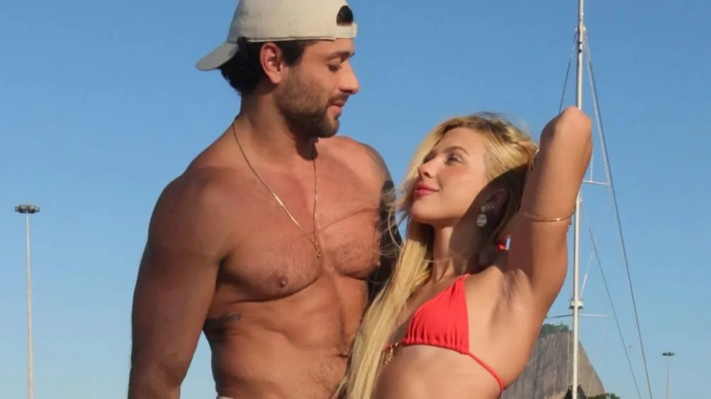 Jesus Luz e Rafaela Mesquita aproveitam passeio de barco com amigos no Rio