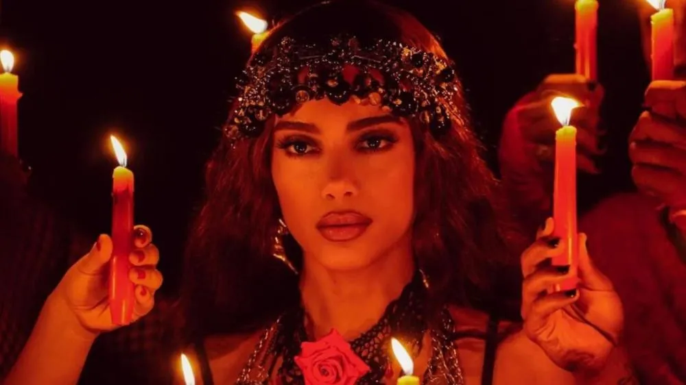 Anitta critica alienação religiosa e fala sobre preconceito por seguir o candomblé