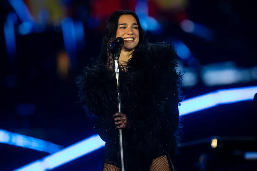 Dua Lipa lança álbum ao vivo da “Radical Optimism Tour” e disponibiliza show completo