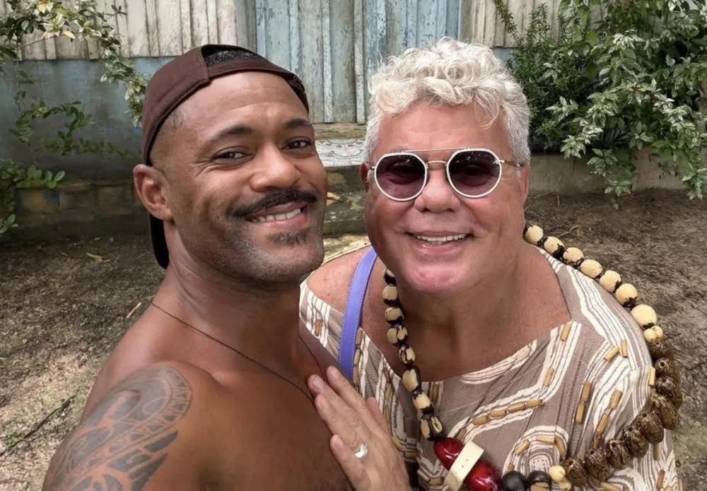 Milton Cunha posa com o marido durante imersão na Amazônia